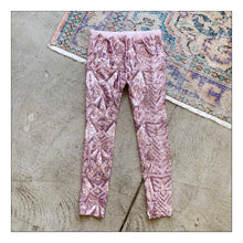 Load image into Gallery viewer, La Vie en Rose (legging)